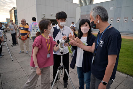 実技研修（小型望遠鏡の操作研修）の様子